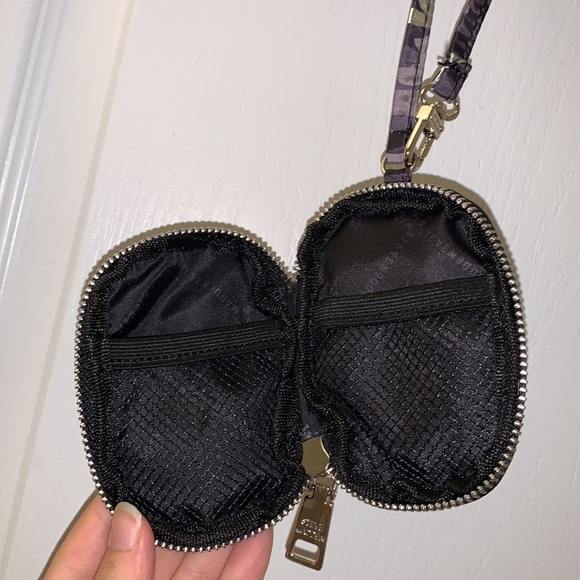 Steve Madden Black / Grey / Silver Headphones / Airpod’s Pouch / Case - Picture 7 of 9